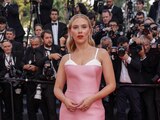 Scarlett Johansson cautivó con un vestido de Prada.