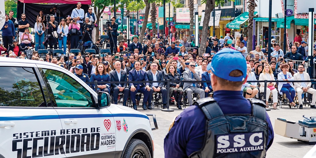 Autoridades locales durante la presentación del equipo, ayer.