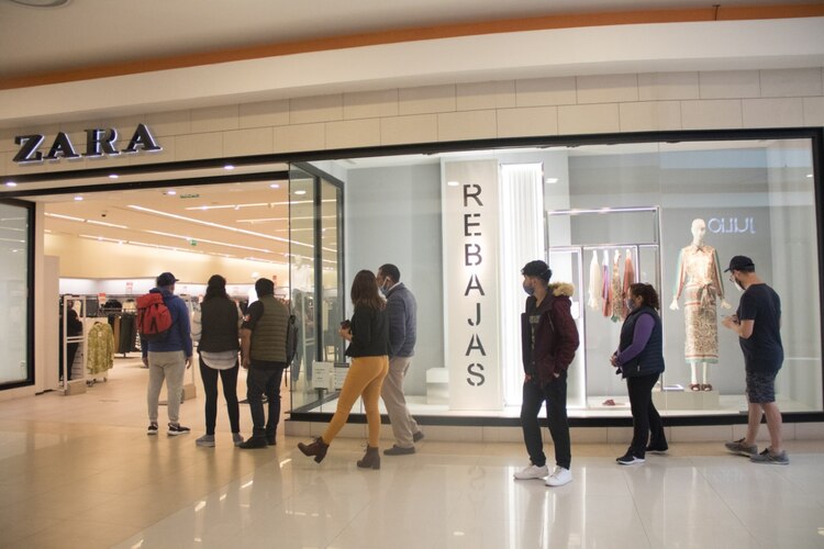 Los clientes esperaron varios minutos en fila