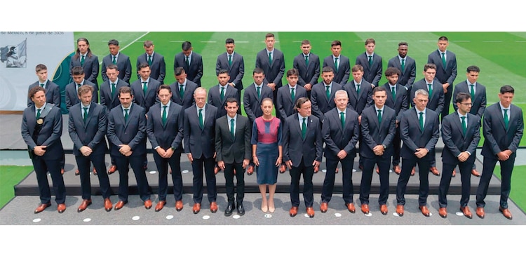 LA FOTO oficial que se tomó ayer la Selección Mexicana y la Presidenta.