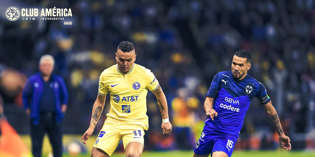 Jonathan Rodríguez cubre el balón ante la marca de Celso Ortiz en el América vs Monterrey.