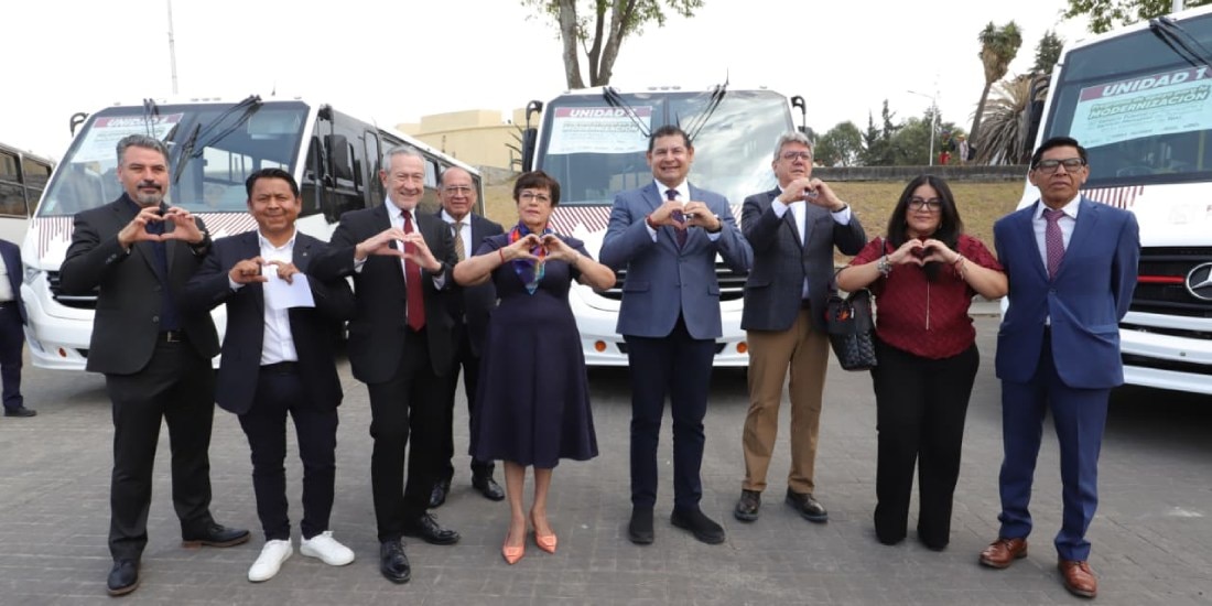 Alejandro Armenta entrega más de 11 mdp a fondo perdido para unidades nuevas de transporte público.
