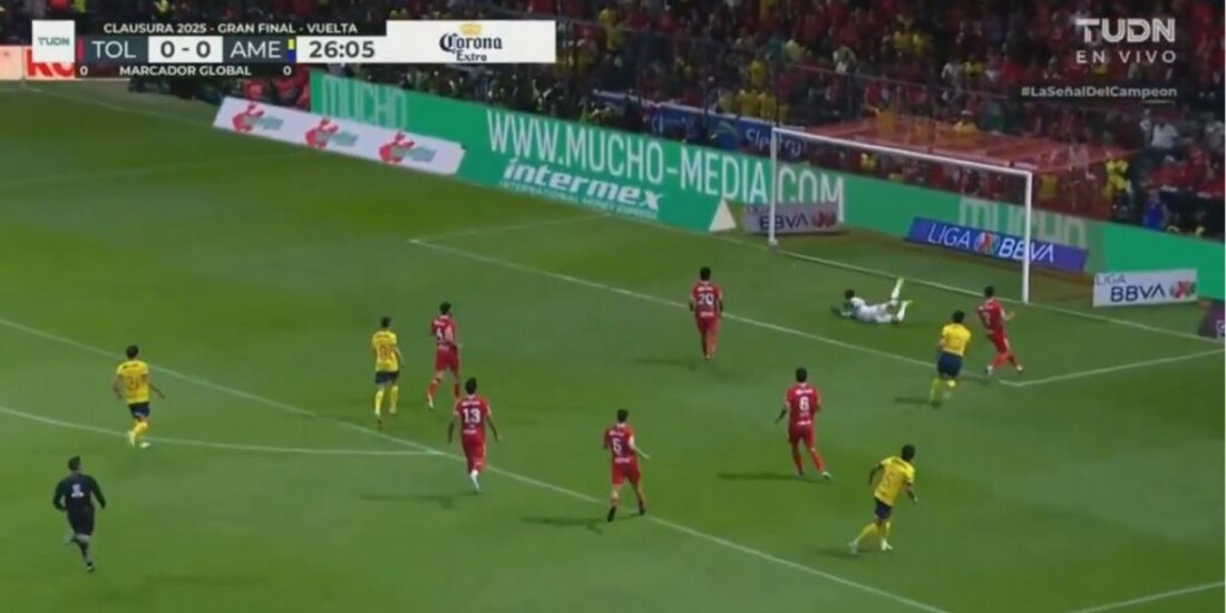 Israel Reyes estrella el balón en el poste.