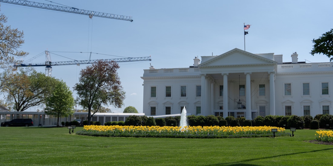 Vista del jardín frente a la Casa Blanca; en la foto, grúas de construcción.