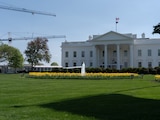 Vista del jardín frente a la Casa Blanca; en la foto, grúas de construcción.
