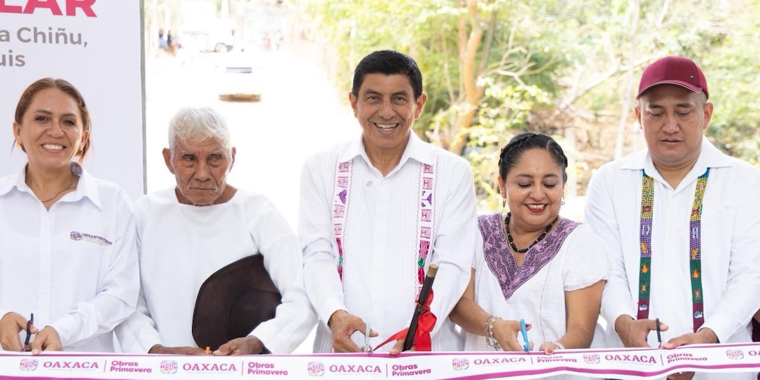 Gobernador Salomón Jara entrega carreteras en Oaxaca.