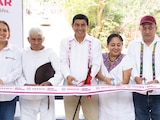 Gobernador Salomón Jara entrega carreteras en Oaxaca.