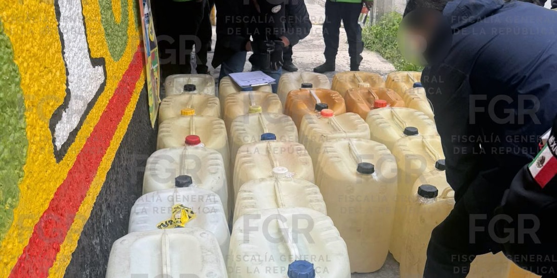 FGR aseguro 45 bidones que contenían hidrocarburo tras cateo en la alcaldía Gustavo A. Madero.