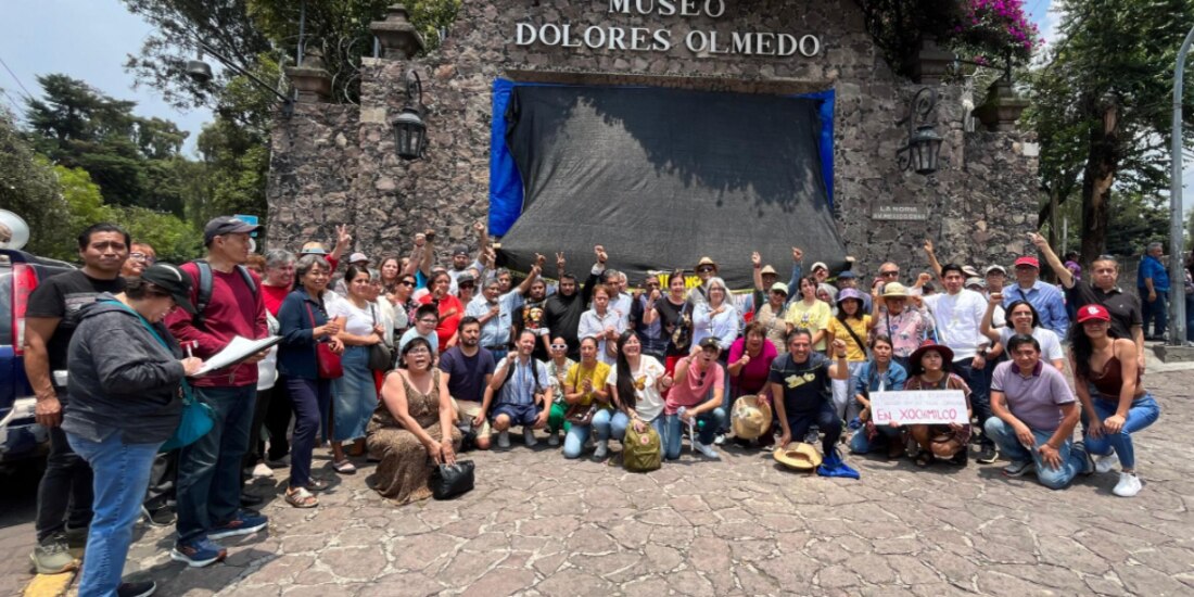Habitantes de Xochimilco, la tarde de ayer afuera del Museo Dolores Olmedo.