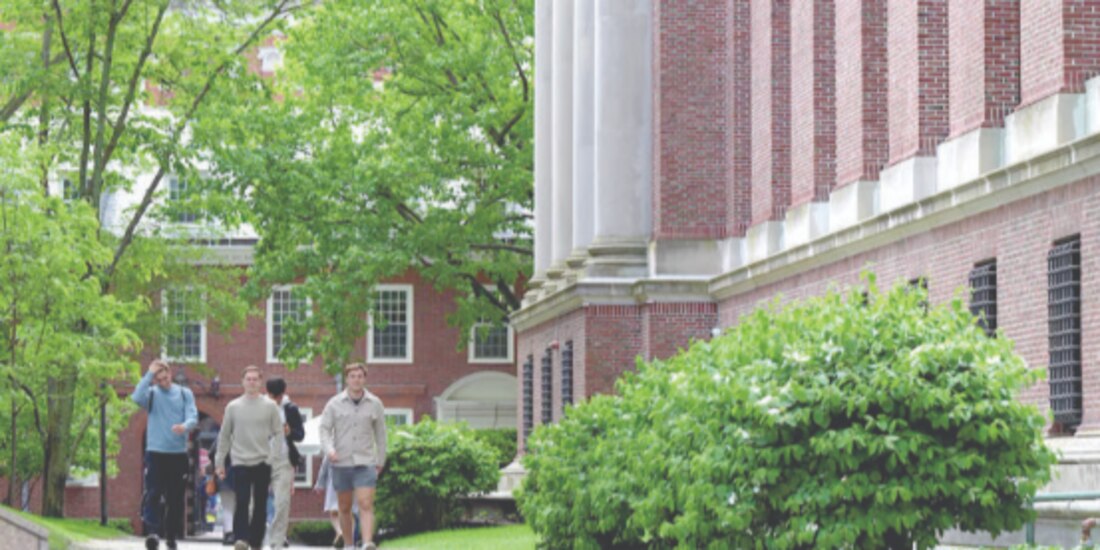 Estudiantes caminan por el campus de Harvard, el pasado 23 de mayo.