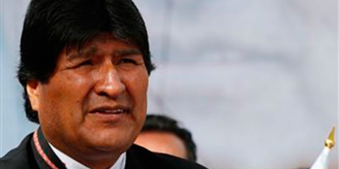 Evo Morales es acusado de instigar bloqueos de servicios, luego de que dimitiera obligado por las Fuerzas Armadas. 