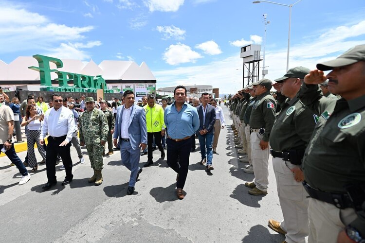 Ricardo Gallardo encabeza pase de revista