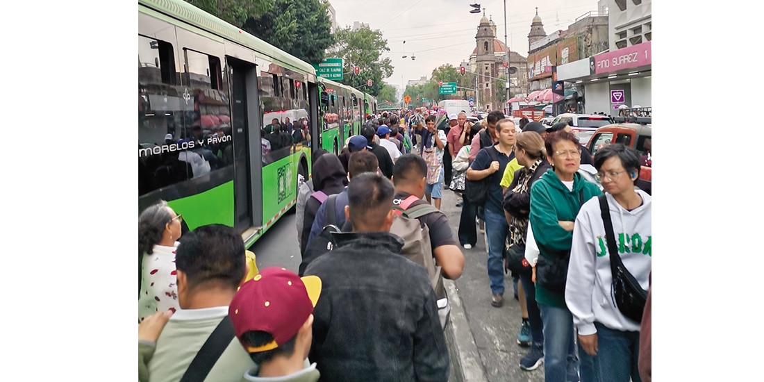 Filas de usuarios de la Línea 2 afuera de la estación Pino Suárez, ayer.
