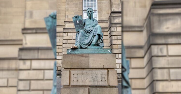 Estatua del filósofo David Hume, en Royal Mile en Edimburgo, Escocia.