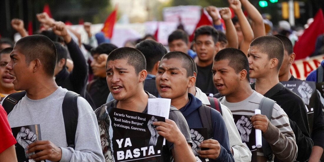 Marchan a 9 años de la desaparición de los 43 normalistas de Ayotzinapa