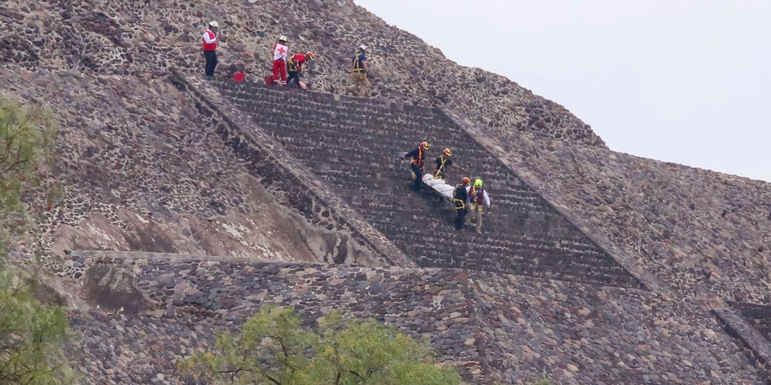 Elementos de Protección Civil bajan uno de los dos cuerpos tras el tiroteo en la Pirámide de la Luna de Teotihuacán, el 20 de abril de 2026.