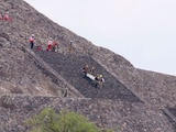 Elementos de Protección Civil bajan uno de los dos cuerpos tras el tiroteo en la Pirámide de la Luna de Teotihuacán, el 20 de abril de 2026.