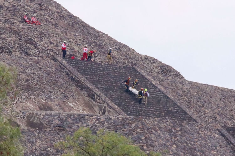 Elementos de Protección Civil bajan uno de los dos cuerpos tras el tiroteo en la Pirámide de la Luna de Teotihuacán, el 20 de abril de 2026.