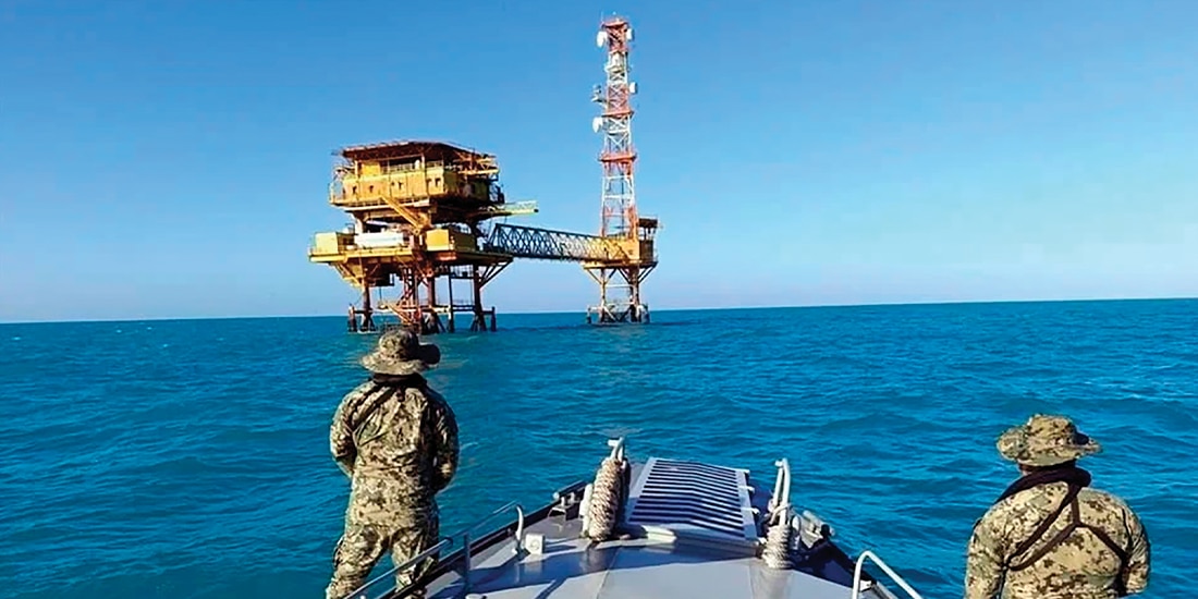 PERSONAL de la Marina custodia la plataforma petrolera en Sonda de Campeche, ayer.