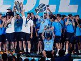 Futbolistas del Manchester City celebran con los tres títulos obtenidos en la Temporada 2022-2023.