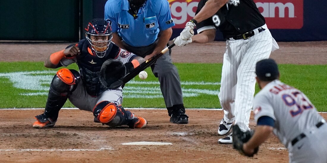 José Abreu (79) de los White Sox, conecta un sencillo de una carrera ante la lanzadora del relevo de los Astros, Yimi García (93)