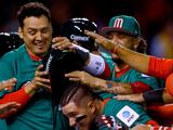 Jugadores mexicanos celebran una de sus carreras el año pasado.