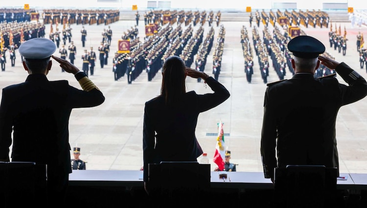 Durante la jornada en la Ciudad de México, la Presidenta realizó el pase de lista de honor en memoria de los Niños Héroes.