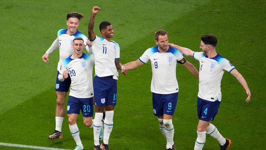 Jugadores ingleses festejan una de sus anotaciones, ayer.