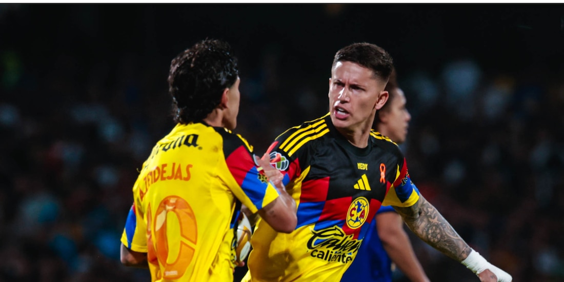 Alejandro Zendejas festeja con Brian Rodríguez el 3-3 de América contra Pumas.