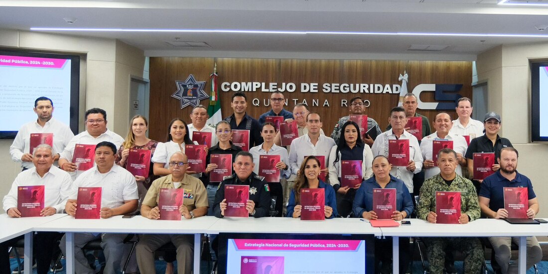 La gobernadora Mara Lezama (c.), ayer, con alcaldes y funcionarios.