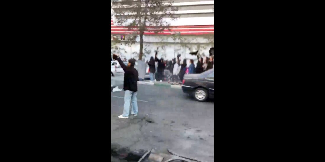 Mujeres protestan sin hiyab en calles de Teherán, ayer.