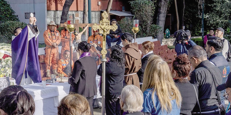 Fray Óscar, de la Arquidiócesis de México, presidió la celebración eucarística en Tlatelolco, en conmemoración de los 41 años del terremoto de 1985, el 19 de septiembre.