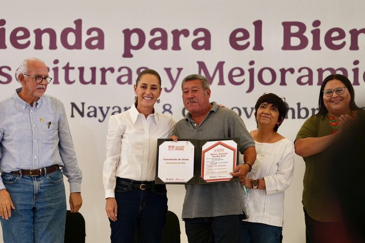 Derechohabientes del Infonavit y Fovissste reciben sus escrituras y constancias de reducción de adeudo como parte del programa Vivienda para el Bienestar.