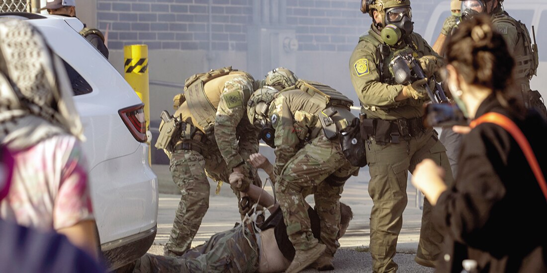 Agentes del ICE arrestan a un manifestante, ayer, afuera de la sede de Broadview.
