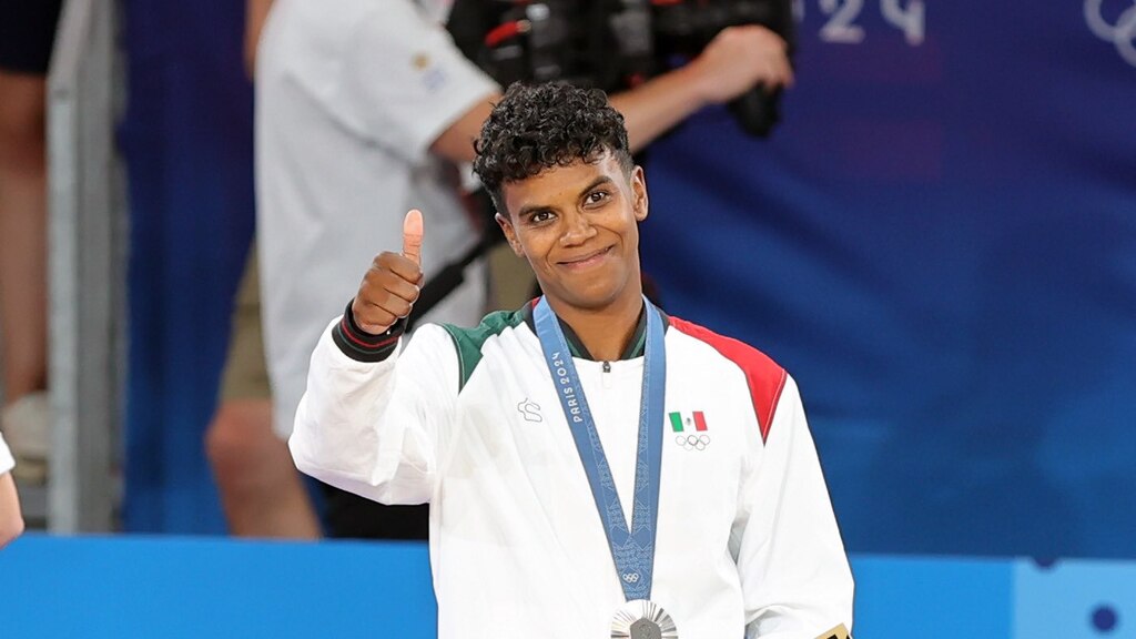 Prisca Awiti luce, ayer, la plata que obtuvo en los 63 kg de judo en París.