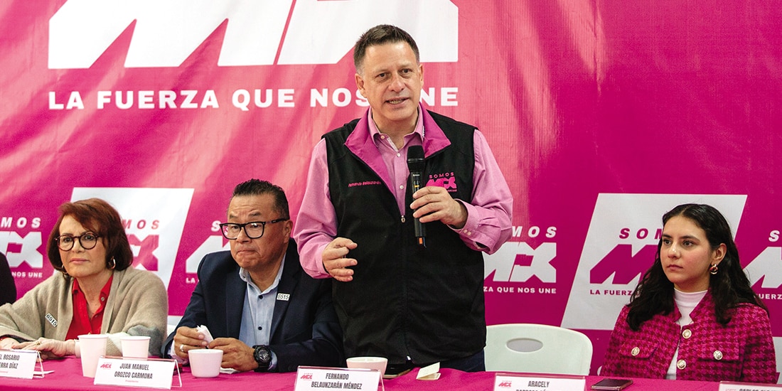 Fernando Belaunzarán (de pie), ayer, durante la conferencia.