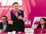 Fernando Belaunzarán (de pie), ayer, durante la conferencia.