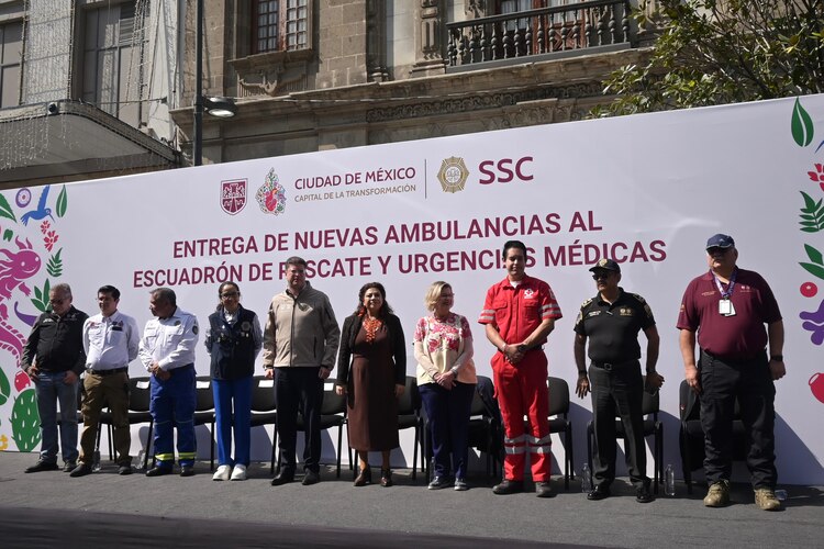 El Secretario de Seguridad Ciudadana, Pablo Vázquez Camacho, junto a Clara Brugada y otros funcionarios, durante la ceremonia de recepción en el Antiguo Palacio del Ayuntamiento.