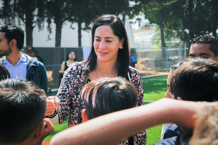 La alcaldesa Lía Limón durante la reapertura del Deportivo Plateros.