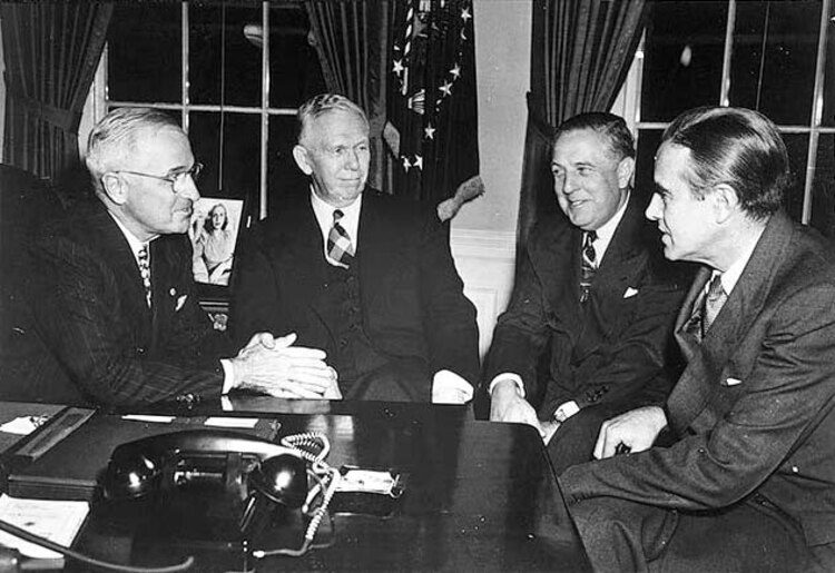El expresidente de EU Harry Truman en reunión con George C. Marshall, Paul G. Hoffman y Averell Harriman para discutir la implementación del Plan Marshall.