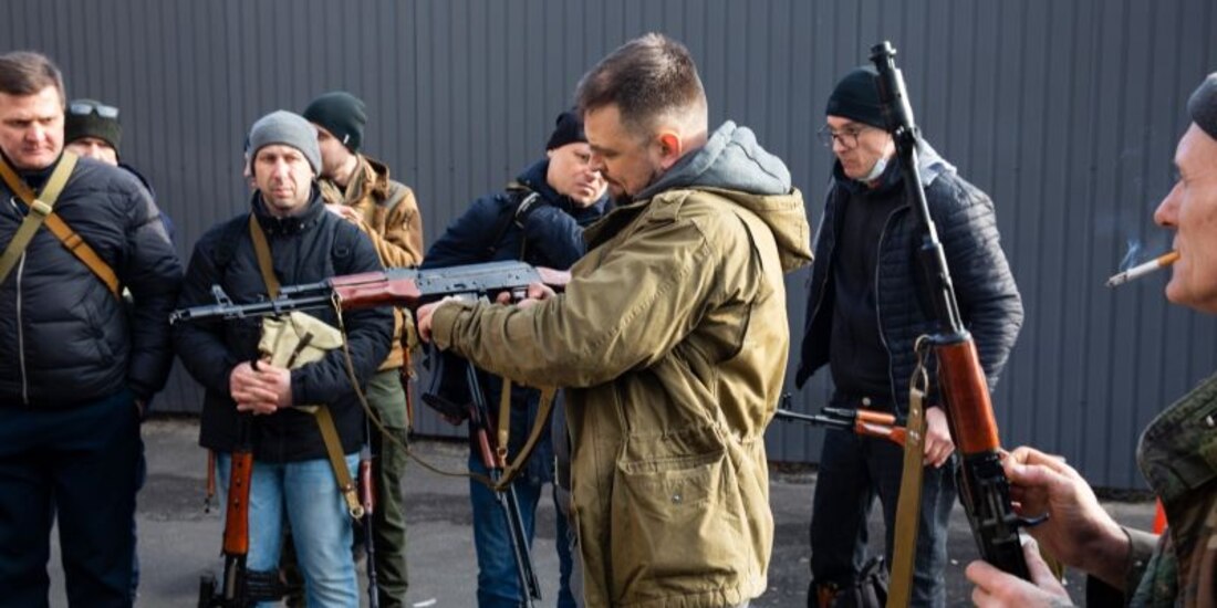 Ciudadanos de Kiev reciben armas entregadas por el Ejército de Ucrania.