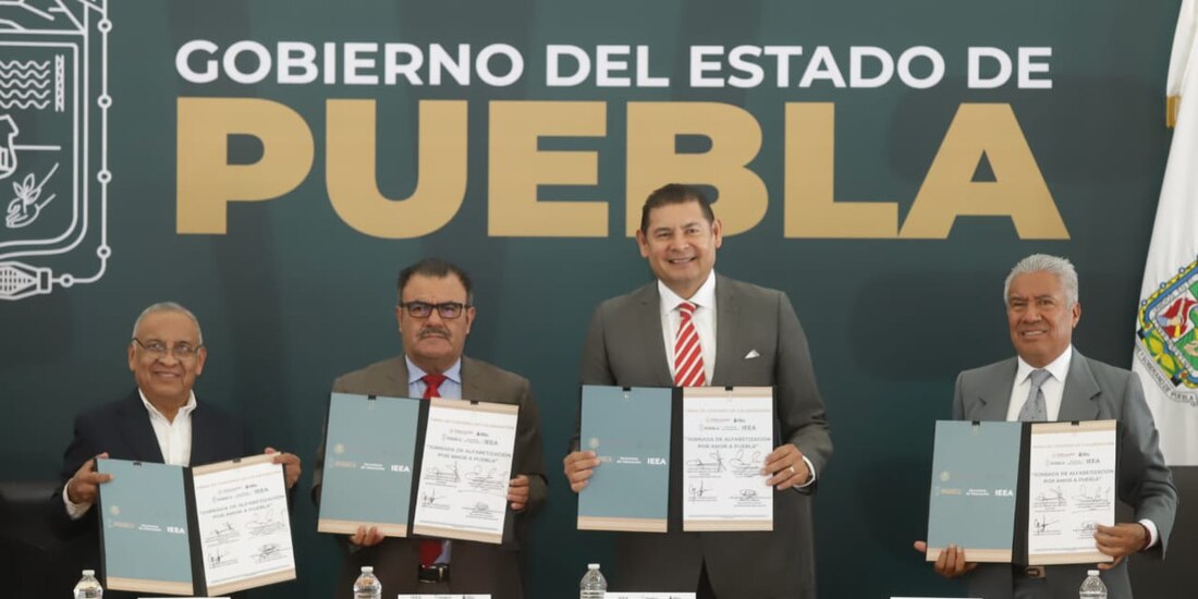 El Gobernador Alejandro Armenta con otros funcionarios de Puebla.