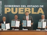 El Gobernador Alejandro Armenta con otros funcionarios de Puebla.
