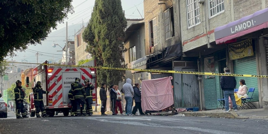 Incendio en Iztapalapa consume vivienda; reportan dos personas muertas y una herida.