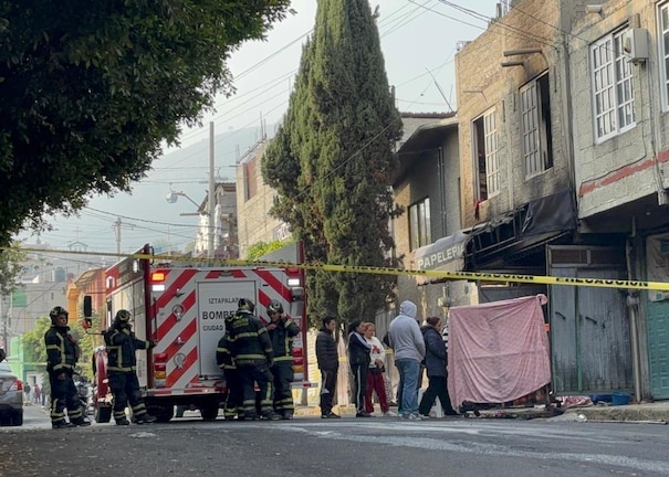 Incendio en Iztapalapa consume vivienda; reportan dos personas muertas y una herida.