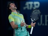 El serbio Novak Djokovic reacciona después de perder un punto en contra de Daniil Medvedev, durante la semifinal del Duty Free Tennis Championships, en Dubai, Emiratos Árabes Unidos, el viernes 2 de marzo de 2023.
