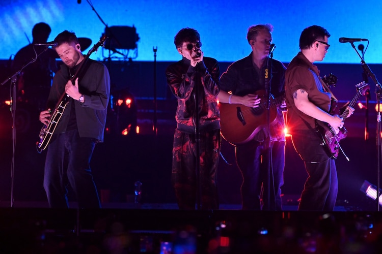 Louis Tomlinson, exintegrante de la exitosa banda One Direction y una de las voces más queridas del pop británico, conquistó al público del Festival Tecate Emblema 2026 en la CDMX con una presentación cargada de emoción y cercanía.