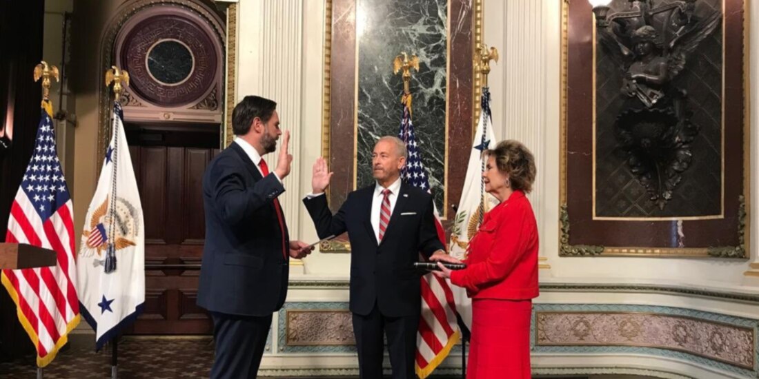 Ronald Johnson, ayer, al rendir protesta ante J.D. Vance