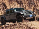 La Jeep Gladiator Mojave cuenta con clima bizona, muchos espacios para guardar cosas, salidas de clima en segunda hilera.