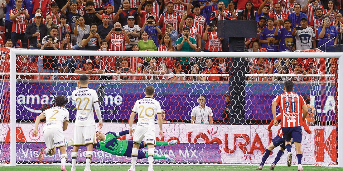 La hormiga cobra el penalti que anotó de último minuto, ayer, en el AKRON.